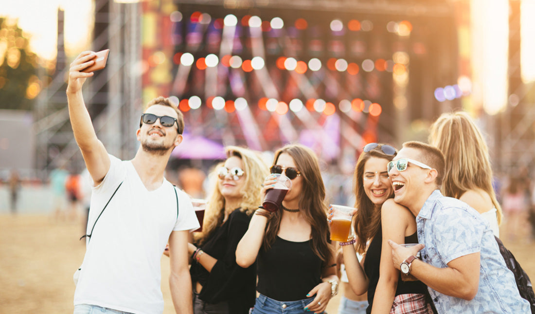 friends drinking beer at concert